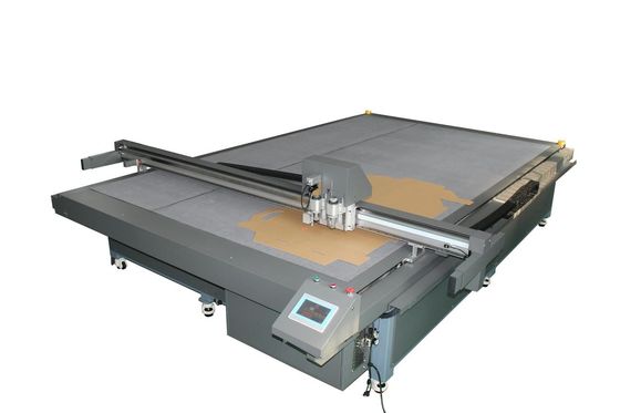 máy cắt mẫu hộp lớn cho hộp carton, hộp sóng, hộp các tông với dao dao động và bánh xe tạo nếp