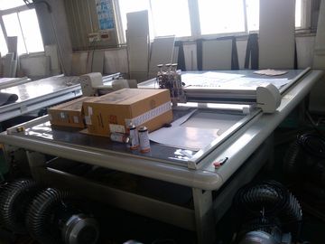 Máy cắt hộp giấy bền 2500 * 1600mm Diện tích cắt cho vật liệu mềm