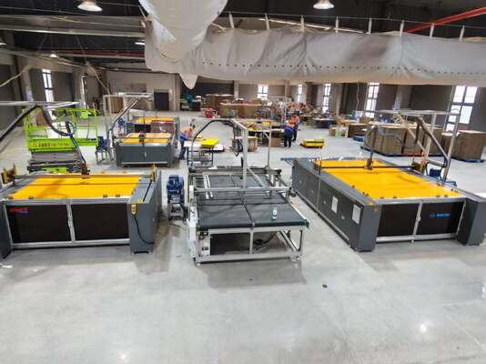 Máy dán keo CNC XY với người vận hành, lên đến bốn cách làm việc linh hoạt và thời gian gia nhiệt từ 2 đến 30 phút